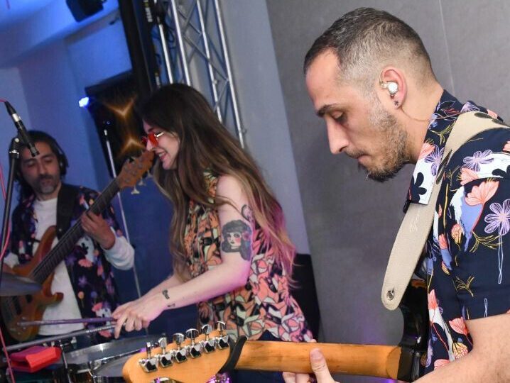 Banda Move On realizando show de cumbia para eventos
